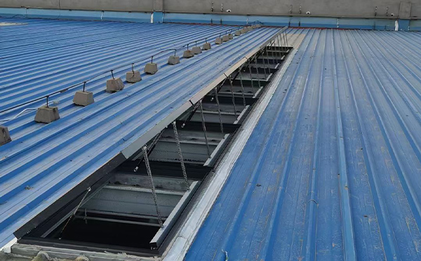 某城市大型商业综合体中庭奎屯排烟窗工程