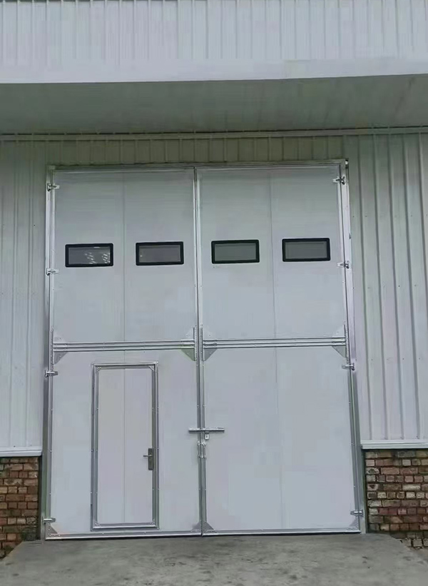 奎屯工业门在设备装配车间出入口的实施记录